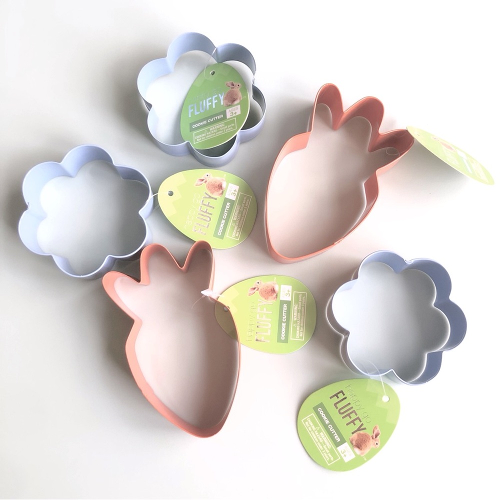 NWT - Flower and Carrot Shaped Easter Cookie Cutters - Lot of 5